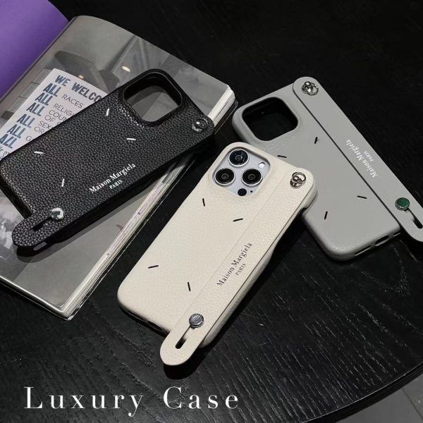 マルジェラ iphone16ケース maison margiela iphone15ケース バンド 付き iphone14ケース ブランド 人気 iphone13/12 ケース おしゃれ ハイブランド スマホケース カップル