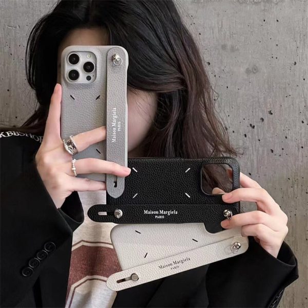 マルジェラ iphone16ケース maison margiela iphone15ケース バンド 付き iphone14ケース ブランド 人気 iphone13/12 ケース おしゃれ ハイブランド スマホケース カップル - Image 9